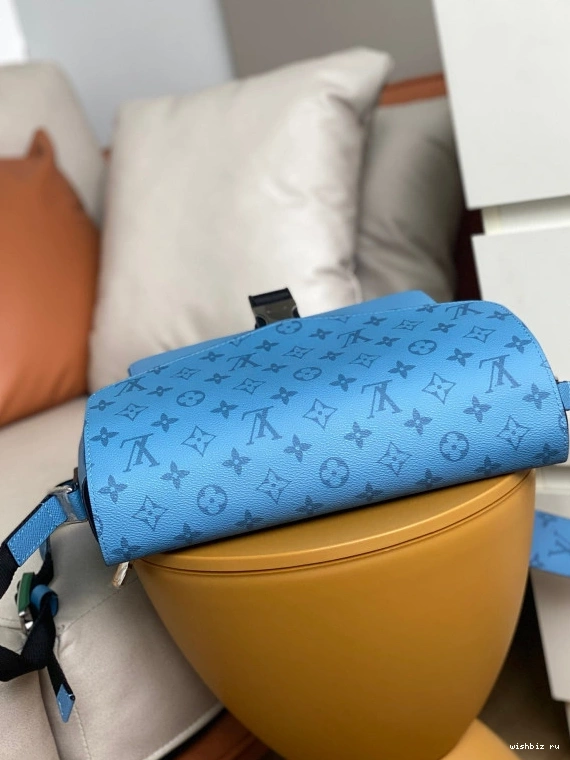 WIS MESSENGER LOUIS VUITTON NEW 1212